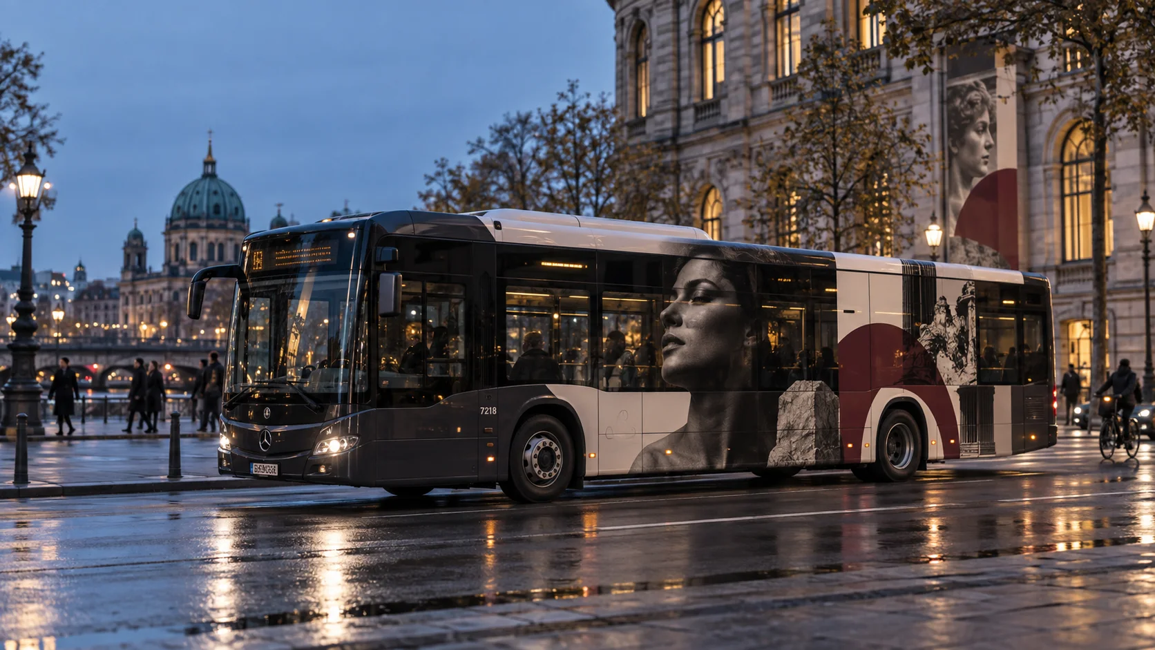 Eine urbane Kulturkampagne, deren Bildidee über Türen, Fenster, Radläufe und Fahrzeugpaneele hinweg präzise weitergeführt wird.
